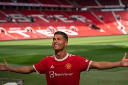 Áo M.U Ronaldo bán chạy khó tin, Messi cũng phải chào thua