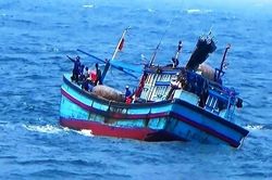 Tàu kéo sà lan gặp nạn khi vào đảo Lý Sơn tránh bão, ứng cứu 13 thuyền viên