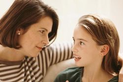 Giá như bố mẹ không 'trải hoa hồng' trên đường con đi