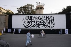 Đúng ngày 11/9, Taliban treo cờ ở dinh tổng thống