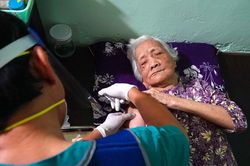 Đến tận nhà tiêm vaccine cho người già, thăm khám thai phụ ở TP.HCM