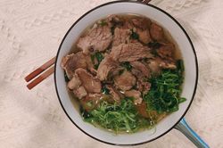 Tôi chờ 2 tiếng, chi 126.000 đồng để mua 1 tô bún bò trong giãn cách