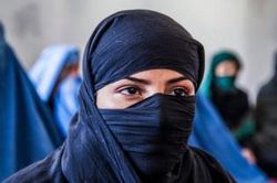 12 phụ nữ Afghanistan liều mình quay lại làm việc tại sân bay Kabul