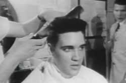 Chùm tóc của Elvis Presley được đấu giá lên đến 98.000 USD