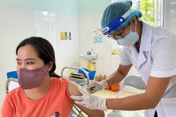 Hà Đông: Quyết liệt tiêm phòng cho người dân kể cả trong đêm
