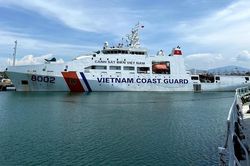 Xuyên đêm cứu 13 người trên tàu kéo sà lan gặp sự cố khi vào đảo Lý Sơn trú bão