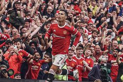 Cristiano Ronaldo rực sáng ngày 'Về nhà'