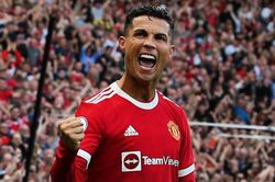 Ronaldo lập cú đúp ngày ra mắt MU, cộng đồng mạng lập tức so sánh với Messi
