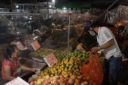 Chùm ảnh: Đêm ở chợ đầu mối Hà Nội mở lại mùa Covid