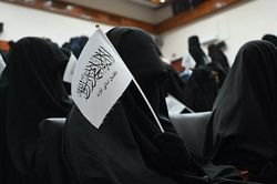 Hàng trăm phụ nữ Afghanistan trùm kín người ngồi trong giảng đường ở Kabul