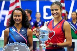 Tay vợt 18 tuổi Emma Raducanu trở thành triệu phú USD sau khi vô địch US Open 2021