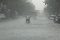 Áp thấp nhiệt đới suy yếu từ bão tiếp tục gây mưa lớn kéo dài