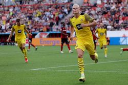 Erling Haaland lập cú đúp, Dortmund thắng trận 'điên rồ'
