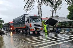 Bão số 5 suy yếu, miền Trung mưa tầm tã
