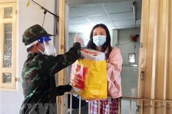 Bộ Quốc phòng xuất quân trao tặng quà hỗ trợ người dân TP.HCM