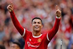 Ronaldo ra mắt chói sáng, MU đại thắng để lên đỉnh bảng xếp hạng