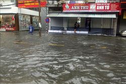 Áp thấp nhiệt đới suy yếu thành một vùng áp thấp, tiếp tục gây mưa lớn ở Trung Bộ
