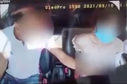 'Nhức mắt' tài xế xe khách tay phải lái xe, tay trái lăm le vùng nhạy cảm của cô gái bên cạnh