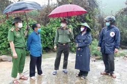 Chính trị - Xã hội Chính trị - Xã hội Nam Đông tập trung liên lạc với những người còn ở lại trong rừng sau bão số 5