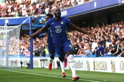 Lukaku rực sáng, Chelsea bay cao ở Ngoại hạng Anh