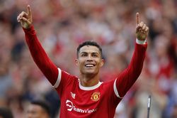 Ronaldo: 'Cổ động viên Man Utd giúp tôi bớt lo lắng'