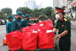 Bộ Quốc phòng trao tặng nhân dân thành phố Hồ Chí Minh 100.000 phần quà và 4.000 tấn gạo