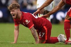 Tiền vệ Liverpool chấn thương nặng sau pha vào bóng thô bạo