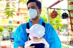 Nam tình nguyện viên trở thành bảo mẫu bất đắc dĩ