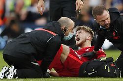 Leeds 0-3 Liverpool: Thắng đậm nhưng mất Harvey Elliott vì gãy cổ chân