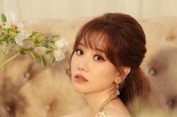 Nguyên cớ nào khiến cư dân mạng ồ ạt đăng ảnh Hari Won bên người yêu cũ 9 năm?