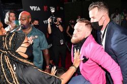 Võ sĩ Conor McGregor xô xát với bạn trai Megan Fox trên thảm đỏ