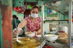 Hà Nội xem xét nới lỏng một số hoạt động dịch vụ