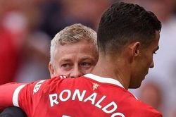 HLV M.U Solskjaer khẳng định không có đặc quyền cho Ronaldo