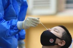 Vì sao một số trẻ mầm non, tiểu học Kim Liên vẫn xét nghiệm COVID-19?