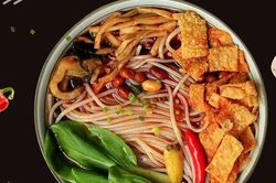 Tiềm ẩn nguy hại từ bún ốc Trung Quốc