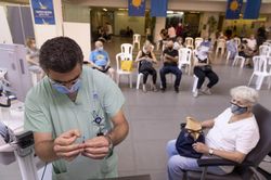 Israel chuẩn bị vaccine COVID-19 dự phòng cho kế hoạch tiêm mũi 4