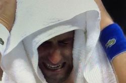 Novak Djokovic đập vợt, khóc nức nở vì thua Daniil Medvedev