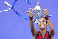 Emma Raducanu lập kỳ tích, xô đổ nhiều kỷ lục tại US Open