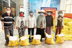 Ông Đoàn Ngọc Hải hỗ trợ hơn 10 tấn gạo cho người dân thị xã Ayun Pa