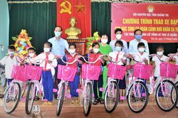 Trao tặng 20 chiếc xe đạp cho học sinh nghèo ở xa trường