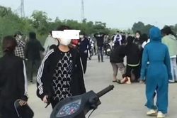 Hai nữ sinh cấp 3 cầm đầu... hai nhóm 50 đối tượng hỗn chiến bằng dao, gậy, mũ bảo hiểm