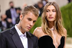 Hailey Bieber, Irina Shayk mặc gợi cảm trên thảm đỏ Met Gala 2021