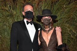 Ben Affleck và Jennifer Lopez tình cảm trên thảm đỏ
