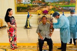 Thủ tướng Hun Sen và vợ được tiêm mũi vaccine thứ ba