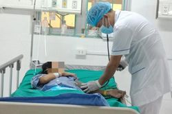 Cứu bệnh nhi 12 tuổi bị tường đổ vào người