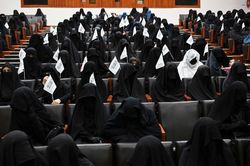 Phụ nữ Afghanistan phản đối lệnh trùm khăn đen của Taliban