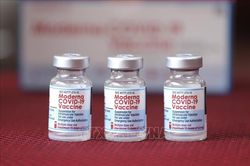 Thế giới tiêm kết hợp hai mũi vaccine Covid-19 như thế nào?