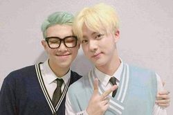 BTS: RM xúc động rụng rời trước món quà ý nghĩa từ Jin