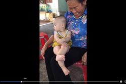 Clip: Khoảnh khắc em bé ngồi như 'cụ non' đốn tim dân mạng