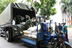 Bộ Tư lệnh Vùng 1 trao tặng 20 tấn gạo cho người dân TP. HCM
